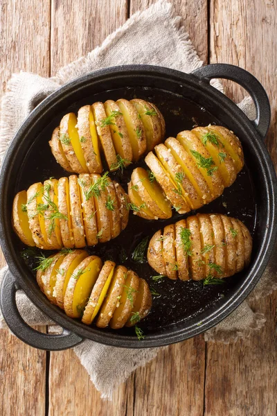 Hasselback patatesleri, ince dilimlenmiş patateslerdir. Tereyağı ve sarımsak kaplamalı, altın kahverengisi mükemmelliğinde fırınlanmış patateslerdir. Yukarıdan dikey üst görünüm