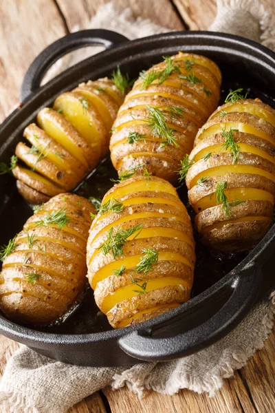 Hasselback patatesleri ince dilimlenmiş patateslerdir ve tereyağı ve sarımsak ile mükemmel bir şekilde pişirilip masaya konurlar. Dikey