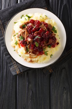 Poronkaristys Sauteed Ren Geyiği, Patates püresi ve Lingonberries 'i masaya yakın plan koyun. Yukarıdaki dikey üst görünüm