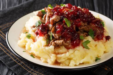 Laponya yemeği Poronkaristys geyiği. Patates püresi ve yaban mersini sosu da masanın üstünde. yatay