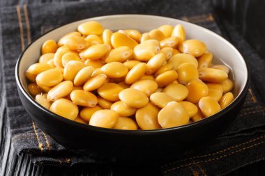 Diyet aperatifler, masada yakın plan bir kasede lupin fasulyesi turşusu. yatay