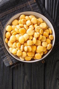 Lezzetli Akdeniz lupanı, masanın üzerindeki kaseye yakın plan. Yukarıdan dikey üst görünüm