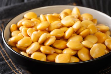 Geleneksel aperatif lupin fasulyeleri masanın üzerindeki kaseye yakın plan. yatay