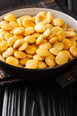 Lezzetli Akdeniz lupanı, masanın üzerindeki kaseye yakın plan. Dikey