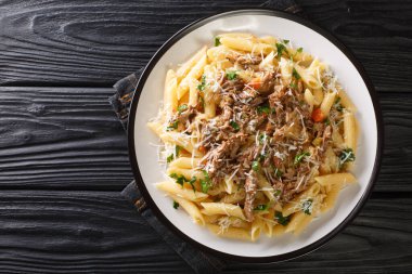 Soğan bazlı La Genovese Napoletana soslu makarna ve masada et, şarap ve sebzeler. Yukarıdan yatay üst görünüm