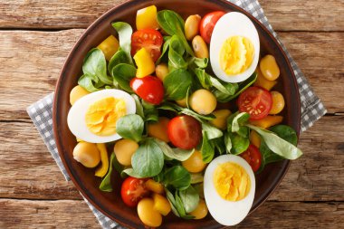 Lupin fasulyeli vitamin salatası, haşlanmış yumurta, domates ve masada yakın plan mısır salatası. Yukarıdan yatay üst görünüm