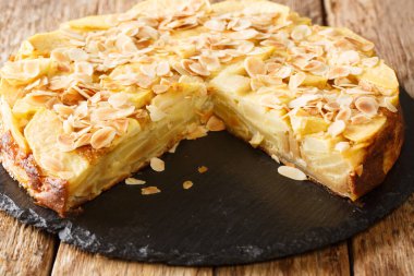 Fransız elmalı turta Gateau görünmeyen aux Pommes masadaki tahtaya yakın plan. dikey