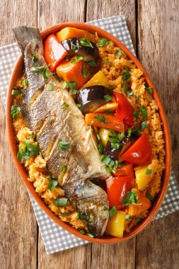 Thieboudienne Ceebu Jen Poisson au Riz. Pirinç, balık güveci ve Senegal 'de çok sevilen çeşitli sebzeler. Yukarıdan dikey üst görünüm