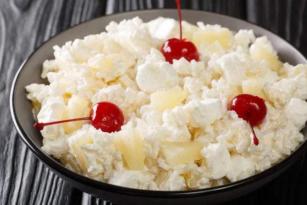 Süßer Salat Aus Reis Marshmallows Und Ananas Mit Schlagsahne Großaufnahme — Stockfoto
