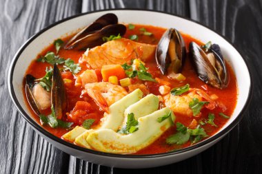 Caldo De Mariscos Sebze Çorbası. Morina, karides, midye, sebze ve avokado karışımı. Masanın üstünde. Yatay