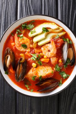 Sofa de Mariscos Deniz Ürünleri Çorbası masanın üzerindeki tabakta. Yukarıdan dikey üst görünüm