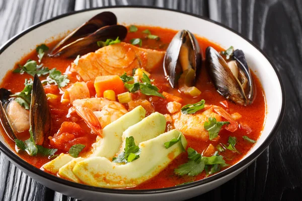 Deliciosa Sopa Con Mariscos Maíz Apio Tomates Zanahorias Aguacate Cerca — Foto de Stock