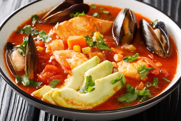 Sopa Rica Con Mariscos Verduras Aguacate Cerca Tazón Sobre Mesa — Foto de Stock