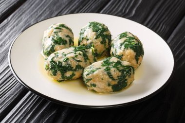 Strangolapreti alla Trentina ekmekle yapılan lezzetli bir gnocchi, masada yakın plan ıspanak. Yatay