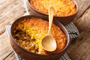 Pastel de choclo mısır turtası, masadaki saksılarda yapılan tatlı mısır ve sığır etine dayalı bir Şili yemeğidir. Yatay