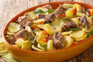 Ev yapımı Baeckeoffe, terbiye edilmiş koyun eti, sığır eti ve domuz eti karışımı, karışık sebzeler, marjoram ve kekik karışımı. Yatay