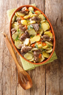 Baeckeoffe Fransız Alsatian güveci masanın üzerinde üç çeşit et, patates, soğan ve havuçtan oluşur. yukarıdan dikey üst görünüm