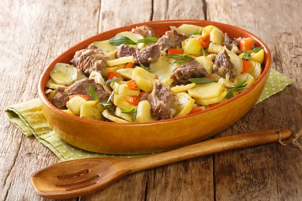 Alsatian Meat Vegetable Stew Baeckeoffe Close Een Pot Tafel Horizontaal — Stockfoto
