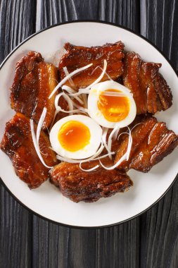 Kakuni, masanın üstünde haşlanmış yumurtalarla servis edilen pişirilmiş Japon domuz göbeği. yukarıdan dikey üst görünüm