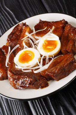 Kakuni, masanın üstünde haşlanmış yumurtalarla servis edilen pişirilmiş Japon domuz göbeği. dikey