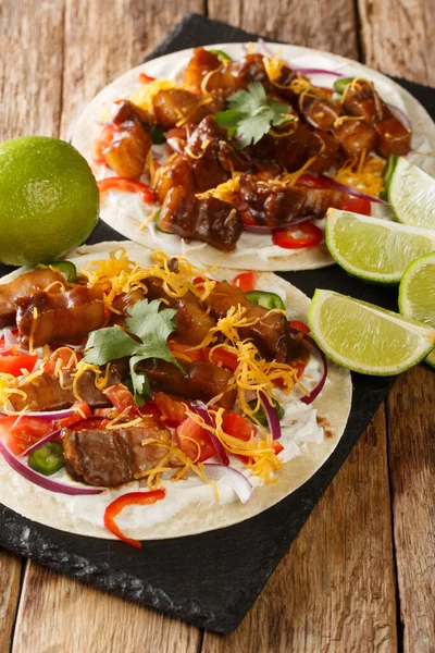 Frissen Készített Taco Grillezett Sertés Hasával Sajttal Friss Zöldségekkel Közelkép — Stock Fotó
