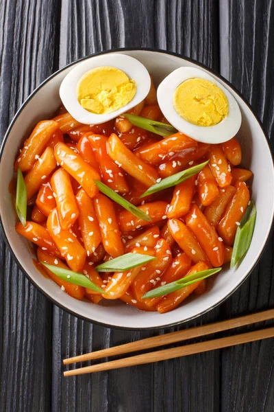 Kue Beras Pedas Tteokbokki Korea Dengan Telur Close Dalam Mangkuk — Stok Foto