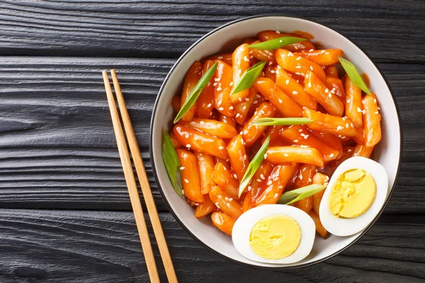 Pastel Arroz Caliente Picante Receta Tteokbokki Cerca Tazón Sobre Mesa — Foto de Stock