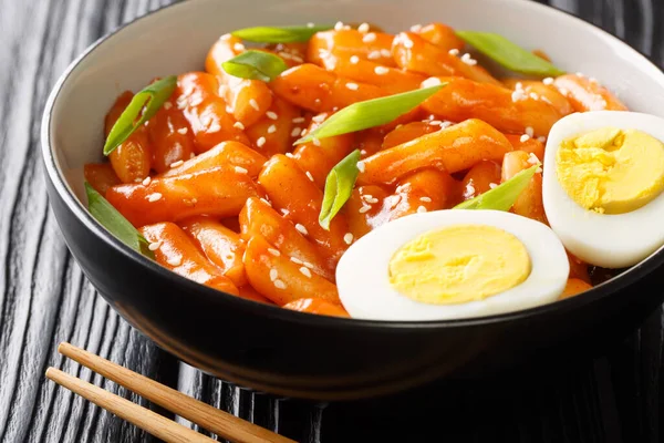 Pastel Arroz Caliente Picante Receta Tteokbokki Cerca Tazón Sobre Mesa — Foto de Stock