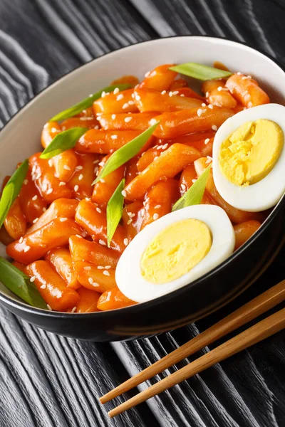 Koreanischer Tteokbokki Reiskuchen Mit Eiern Großaufnahme Einer Schüssel Auf Dem — Stockfoto