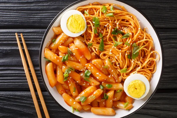 Korean Rabokki Είναι Αυτό Που Συμβαίνει Όταν Αναμιγνύετε Tteokbokki Noodles — Φωτογραφία Αρχείου