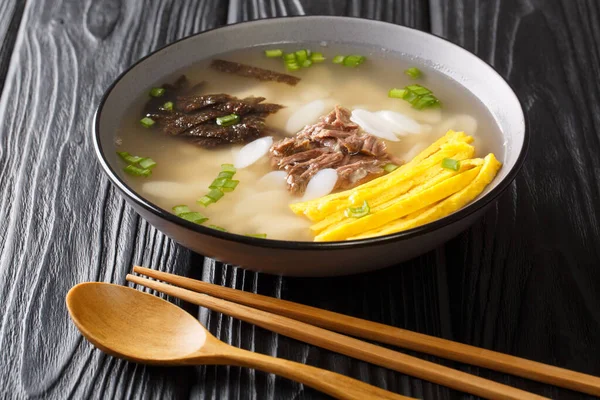 Koreański Rice Cake Soup Tteokguk Nowy Rok Zbliżenie Misce Stole — Zdjęcie stockowe