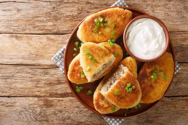 Geleneksel Ukrayna mutfağı lezzetli patatesli sandviç ve masada yakın plan et. Yukarıdan yatay üst görünüm