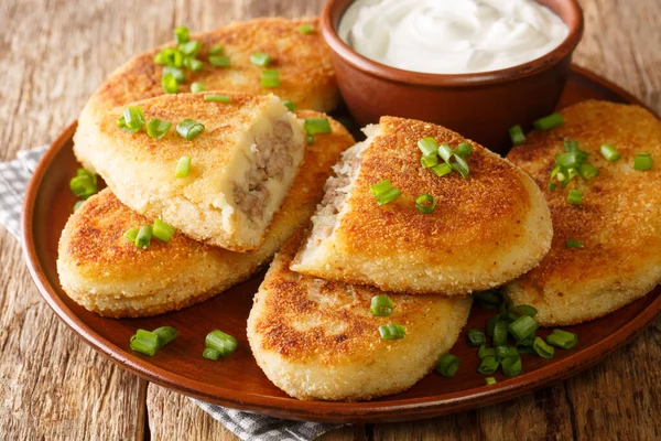 Geleneksel Ukrayna mutfağı lezzetli patatesli sandviç ve masada yakın plan et. Yatay