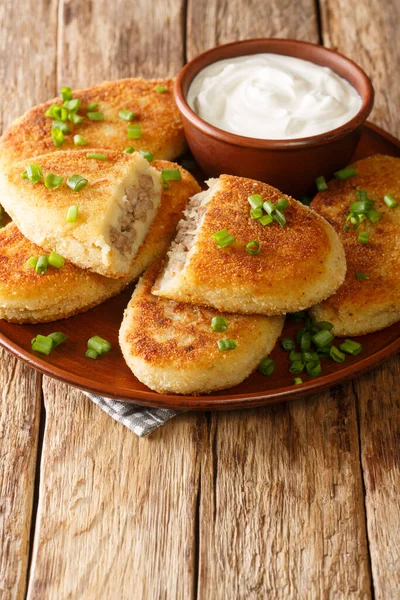 Lezzetli Ukrayna Ulusal Mutfağı tabakta hazır bekliyor. Dikey