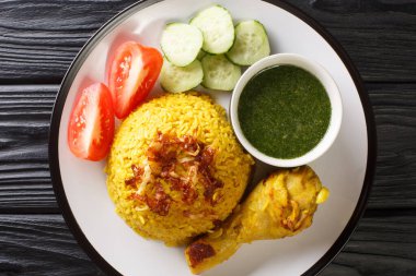 Tayland usulü Tavuk Biryani Tarifi Khao Mok Gai masadaki tabağa yakın çekim. Yukarıdan yatay üst görünüm