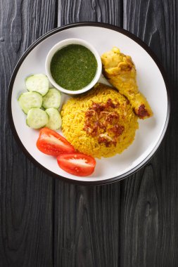 Khao Mok Gai Tayland tavuğu ve pilav. Masanın üzerinde yakın plan. Yukarıdan dikey üst görünüm