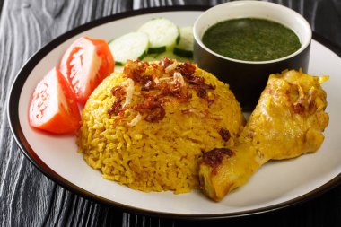 Lezzetli Khao Mok Gai Thai Rice ve Tavuk Biryan tabakta yakın plan. Yatay