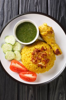 Tayland Tavuğu Biryani kao mok gai sosu ve taze sebzelerle servis edilir. Yukarıdan dikey üst görünüm