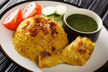 Tayland usulü Tavuk Biryani Tarifi Khao Mok Gai masadaki tabağa yakın çekim. Yatay