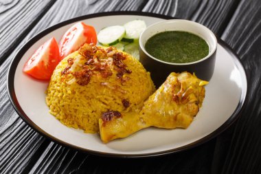 Tayland Tavuğu Biryani Halal Tavuğu ve Körili Rice Khao Mok Gai masadaki tabağa yakın çekim. Yatay