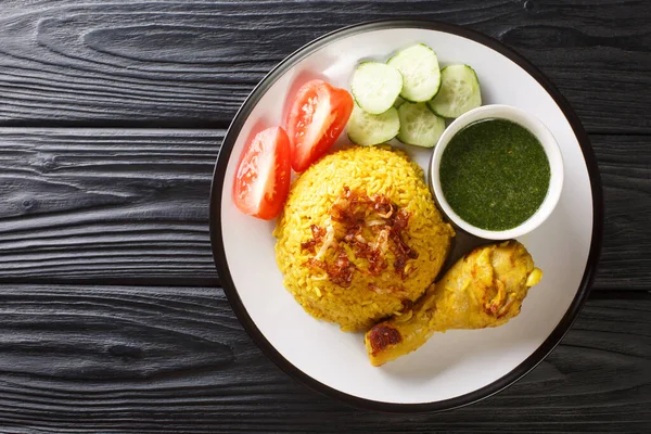 Tayland Tavuğu Biryani Halal Tavuğu ve Körili Rice Khao Mok Gai masadaki tabağa yakın çekim. Yukarıdan yatay üst görünüm