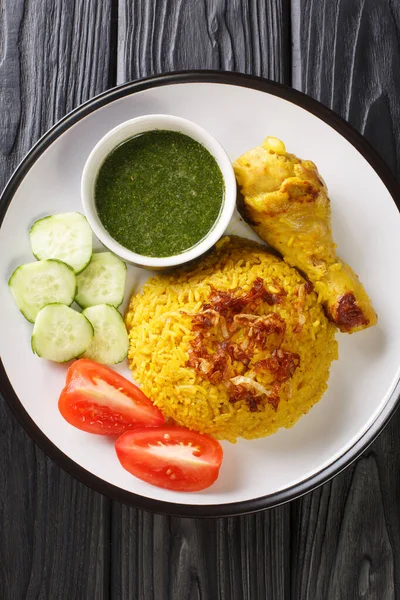 Tayland Tavuğu Biryani kao mok gai sosu ve taze sebzelerle servis edilir. Yukarıdan dikey üst görünüm