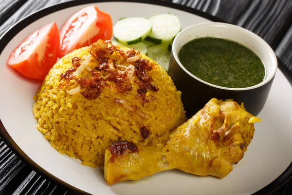 Tayland usulü Tavuk Biryani Tarifi Khao Mok Gai masadaki tabağa yakın çekim. Yatay