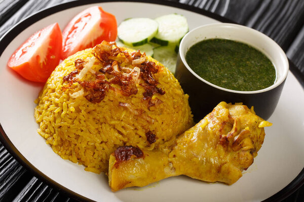 Тайский стиль курица Biryani Рецепт Khao Mok Gai крупным планом в тарелке на столе. Фалонта