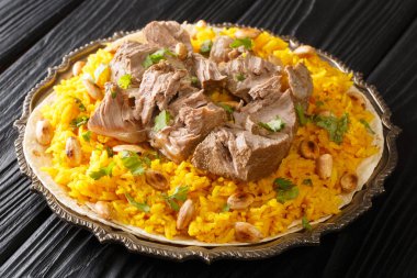 Mansaf, yoğurt soslu kuzu eti ve pirinç yatağı, masada duran tabakta Jordan 'ın ulusal yemeği olarak bilinir. yatay