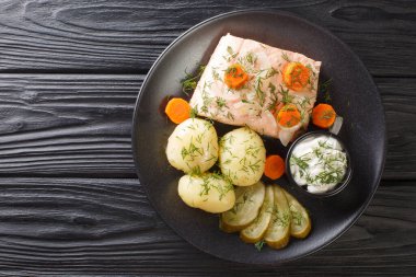 İsveç usulü soğuk haşlanmış somon kall inkokt gevşek ve masada yeni patatesler var. Yukarıdan yatay üst görünüm