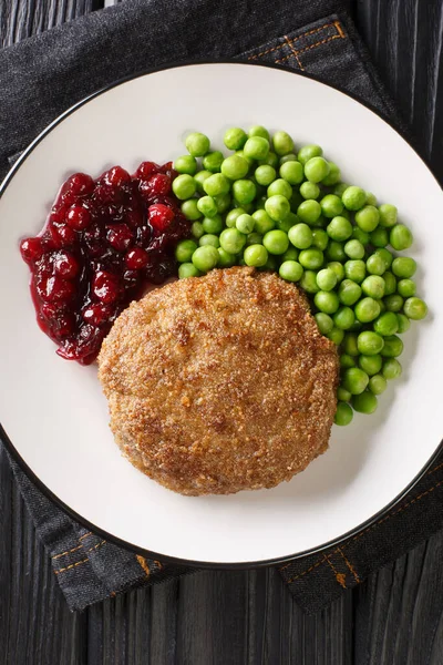 瑞典食品小牛肉汉堡瓦伦贝加尔与绿色豌豆特写在桌上的盘子里 从Abov的垂直顶部视图 — 图库照片
