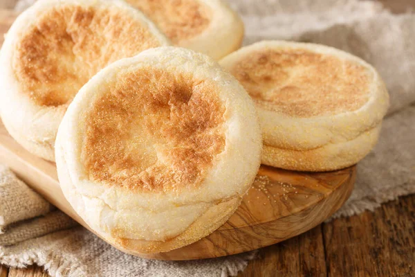 Nur Aus Dem Ofen Englische Muffinbrötchen Großaufnahme Auf Einem Holzbrett — Stockfoto