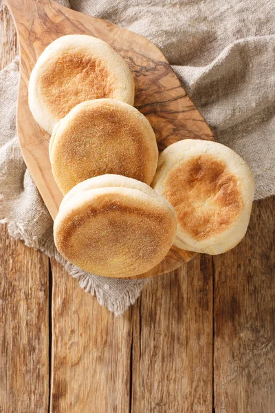 Frisch Gebackene Englische Muffins Großaufnahme Einem Brett Auf Dem Tisch — Stockfoto