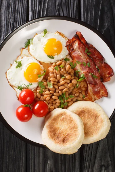 English Breakfast Fried Eggs Beans Bacon Tomatoes Muffins Close Plate — Stock Photo, Image
